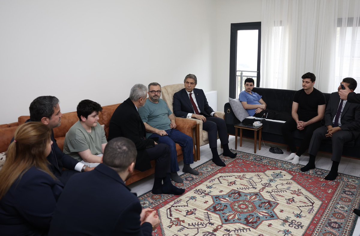 mustafademir's tweet photo. 📍Hatay

Asrın felaketinden bu yana güçlü devlet-millet dayanışmasıyla yaralarımızı birlikte sarmaya devam ediyoruz. Depremden en çok etkilenen illerimizden Hatay’da depremzede vatandaşlarımızla bir araya geldik.

Sayın Cumhurbaşkanımızın güçlü iradesi ve duruşu ile devletimizin tüm imkânları seferber edilerek, deprem bölgesinin yeniden inşası ve vatandaşlarımızın mağduriyetlerinin giderilmesi için çalışmalar aralıksız sürüyor. İlk andan itibaren her haneye ulaşarak, yeniden inşa sürecinde de milletimizin yanında olmaya devam edeceğiz.

Kaybettiğimiz tüm vatandaşlarımıza Allah’tan rahmet, ailelerine ve milletimize sabır diliyoruz. Rabbim, böyle acıları bir daha yaşatmasın.

@berzantoprak 
@DMustafaErdogan 
@mehmetonturktr 
@avfatmagulcalim
@Behcet_akn
