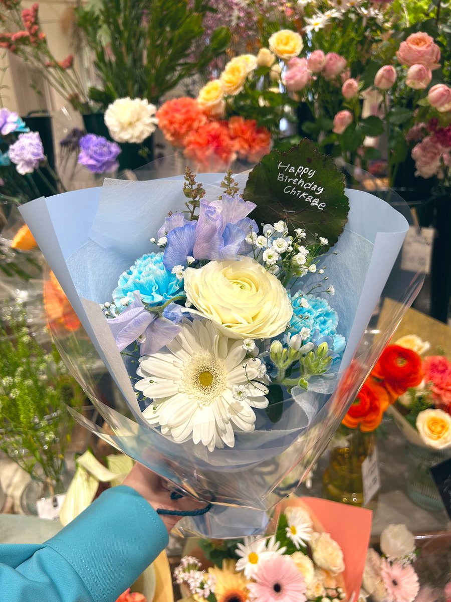 Rabbit_deer330's tweet photo. 千景さん誕生日おめでとう🩵

素敵な花束作ってもらいました💐

これからも家族と共に幸せな日々を。 https://t.co/ezMnCubTjD