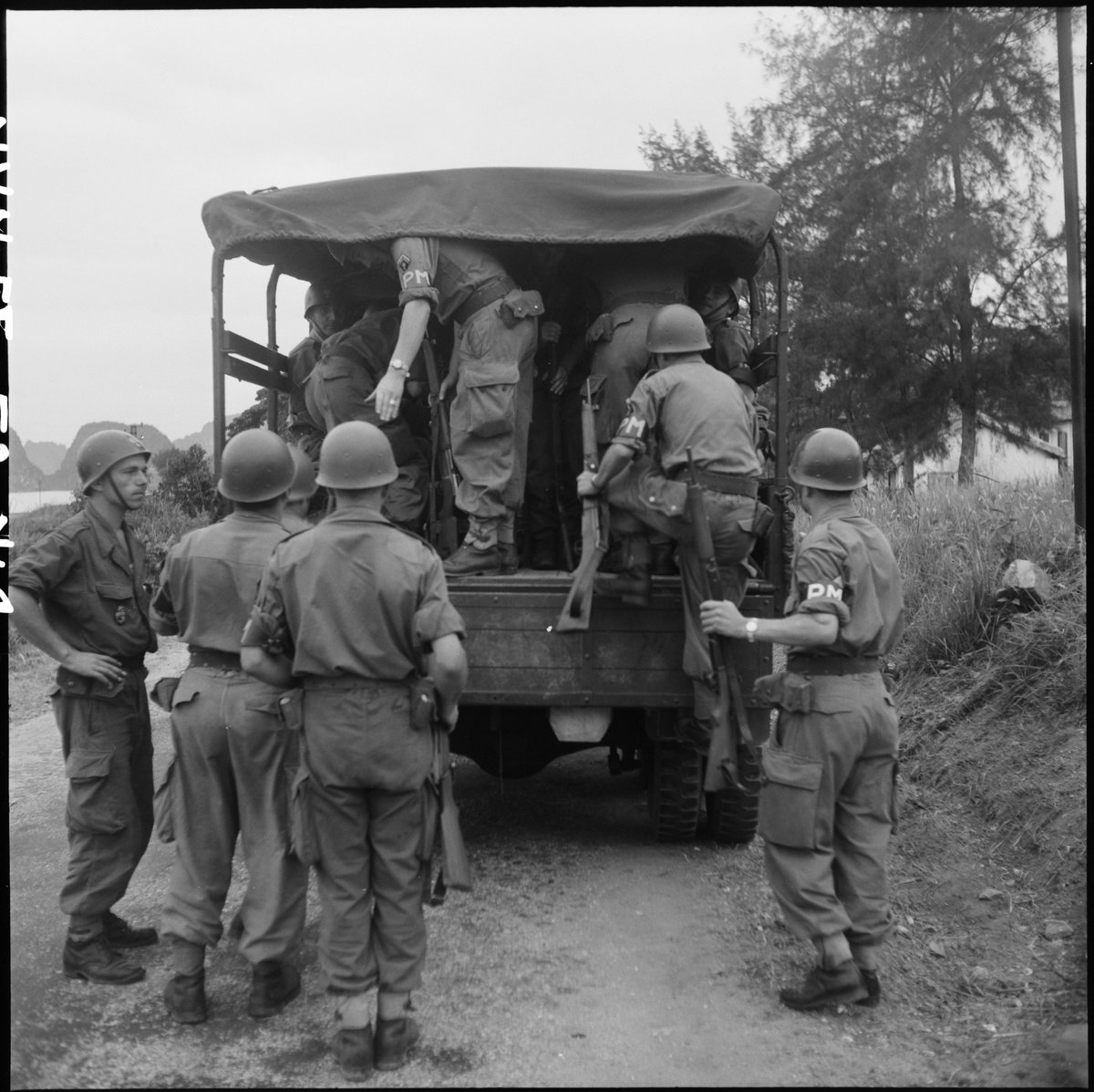 ECPAD (@ecpa_d) on Twitter photo Le 24 avril 1955 – Indochine française, aujourd’hui Vietnam
Des gardes de la 3e légion de marche de la Garde républicaine (LMGR) évacuent Hongay.
Réf. : NVN 55-52 R1
© Jean Lussan/ECPAD/Défense
<a href="/Armees_Gouv/">Ministère des Armées</a> Le 24 avril 1955 – Indochine française, aujourd’hui Vietnam
Des gardes de la 3e légion de marche de la Garde républicaine (LMGR) évacuent Hongay.
Réf. : NVN 55-52 R1
© Jean Lussan/ECPAD/Défense
<a href="/Armees_Gouv/">Ministère des Armées</a>