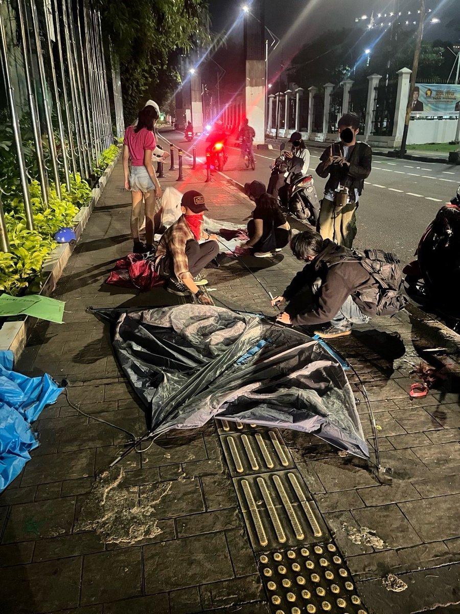 Kawan-kawan yang tadi diangkut oleh aparat sudah dibebaskan ‼️

Dan kami melanjutkan mendirikan tenda kembali. KAMI MASIH DI SINI. 

#CabutUUTNI 
#SupremasiSipil