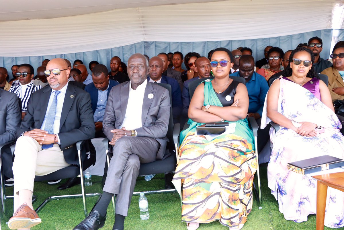 Bugesera District (@bugeseradistr) on Twitter photo Hon. Senateri <a href="/MukabalisaD/">Mukabalisa Donatille</a> yihanganishije imiryango yabuze ababo muri Jenoside yakorewe Abatutsi, ati: “Amahitamo yacu yo kuba umwe, yo kubazwa inshingano, yo kureba kure; izo ni imbaraga zizatuma dutsinda kandi tugakomeza umugambi wo guharanira kwigira no kwihesha agaciro.” Hon. Senateri <a href="/MukabalisaD/">Mukabalisa Donatille</a> yihanganishije imiryango yabuze ababo muri Jenoside yakorewe Abatutsi, ati: “Amahitamo yacu yo kuba umwe, yo kubazwa inshingano, yo kureba kure; izo ni imbaraga zizatuma dutsinda kandi tugakomeza umugambi wo guharanira kwigira no kwihesha agaciro.”