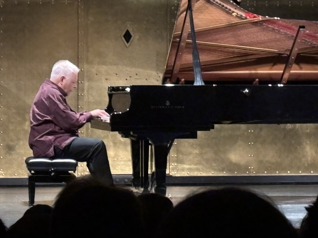 Bruno Serrou (@cirmeau) on Twitter photo Compte-rendu de récital :
Poète du piano, STEPHEN BISHOP bouleverse le Théâtre <a href="/DesElysees/">Théâtre des Champs-Elysées</a> dans le cadre de Piano****
brunoserrou.blogspot.com/2025/04/poete-… Compte-rendu de récital :
Poète du piano, STEPHEN BISHOP bouleverse le Théâtre <a href="/DesElysees/">Théâtre des Champs-Elysées</a> dans le cadre de Piano****
brunoserrou.blogspot.com/2025/04/poete-…