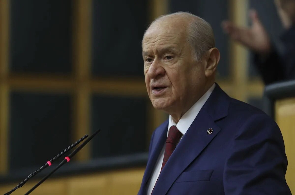 ayyildirim1's tweet photo. İstanbul Büyükşehir Belediyesi’ni saran hırsızlık, rüşvet ve yolsuzluk iddialarından dolayı Silivri Cezaevi’nde bulunan zanlı Ekrem İmamoğlu’yla ilgili mahkeme süreçlerinin ivedilikle görüşülüp karara bağlanması gerekmektedir.

Tanık ifadeleri, sarih ve sahici delillerle birlikte diğer sair bilgi, belge ve bulguların dava dosyasına eksiksiz ilavesinin yapılması suretiyle kovuşturma etapları tamamlanmalı, şayet zanlı Ekrem İmamoğlu suçsuzca beratı, değilse tecziyesi maşeri vicdana muvafık halde mutlaka ve olabilecek en kısa sürede temin edilmelidir.
 
Televizyon ekranlarından, gazete sayfalarından ve sosyal medya platformlarından sabah akşam kerameti kendinden menkul bir yolsuzluk failiyle ilgili abuk sabuk görüş, düşünce ve paylaşımları aziz milletimiz dinlemeye ve izlemeye mecbur değildir.

Liderimiz Sayın Devlet Bahçeli