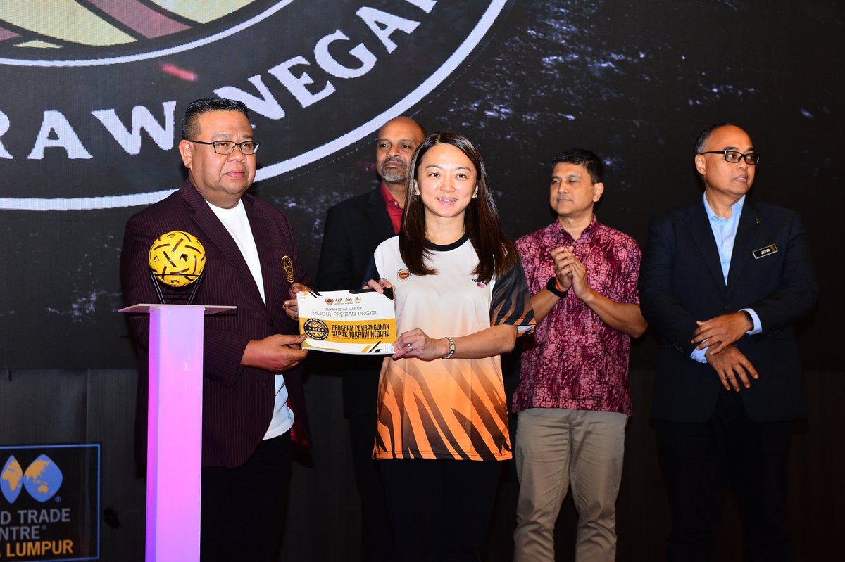 MSNMALAYSIA's tweet photo. MAJLIS PELANCARAN PROGRAM PEMBANGUNAN SEPAK TAKRAW NEGARA
Program Pembangunan Sepak Takraw Negara (NSTDP) telah dilancarkan petang tadi oleh Menteri Belia dan Sukan, YB Hannah Yeoh, di Pusat Dagangan Dunia (WTC), Kuala Lumpur.
#KitaSemuaTeamMAS
#RiseToWIn
#ChampionsRising https://t.co/RYYRGIAXat