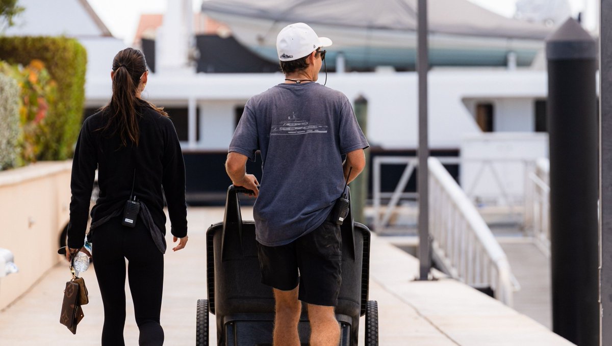 hurricaneholepi's tweet image. Yacht provisioning made easy at Hurricane Hole ⚓️🛒 With on-site access to groceries, pharmacy, and fine wines at Paradise Landing, it&apos;s the ultimate home port. #YachtLife #HurricaneHoleMarina #Provisioning