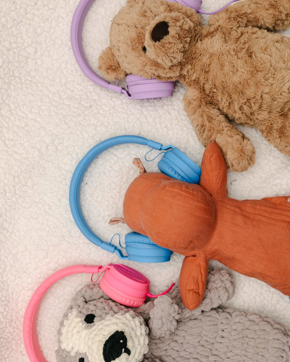 When you have friends over to exist together but you are all in your own world and everyone has headphones on listening to their own stuff....just me?

I like the company but also the silence!

l8r.it/hoNB