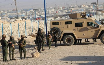 XevnaM2's tweet photo. 🚨 SDG ile Irak güvenlik kurumları, 200 IŞİD’li tutuklu ve bazı IŞİD’li ailelerinin iadesi konusunda anlaştı. Anlaşma, 11 Şubat 2025’te uluslararası koalisyon temsilcilerinin katılımıyla imzalandı. 3 yeni konvoy ile aileler ve tutuklular Irak’a teslim edilecek. 

Teslim edilen aileler Cedey Kampı’na yerleştiriliyor, tutuklular ise Bağdat’a gönderiliyor. Yetkililer anlaşmayı doğruladı ancak uygulamanın kendi yetkileri dışında olduğunu belirtti.