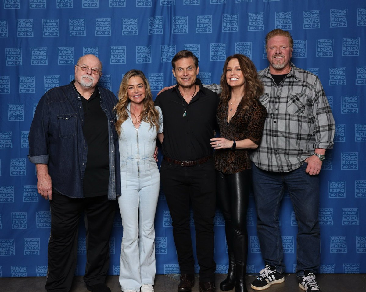 Starship Troopers Reunion 
💙💙

#starshiptroopers #roughnecks #mobileinfantry #reunion #c2e2 #starshiptroopersreunion 2025