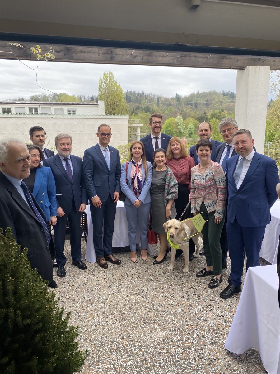 Z veleposlanicami in veleposlaniki 14 držav o aktualno političnih razmerah v Sloveniji, mednarodnih odnosih in načrtih <a href="/DemokratiSLO/">Demokrati.</a> 

#DiplomacyFirst 

<a href="/Algeriaslovenia/">Embassy of Algeria in Slovenia</a>
@SwissEmbassyLjubljana
<a href="/AuswaertigesAmt/">Auswärtiges Amt</a>
<a href="/VictoriaH_FCDO/">Victoria Harrison FCDO</a>
<a href="/USAmbSlovenia/">U.S. Ambassador to Slovenia</a> 
<a href="/embespeslovenia/">Embajada de España en Eslovenia</a>
<a href="/IrlEmbLjubljana/">Embassy of Ireland, Ljubljana</a>