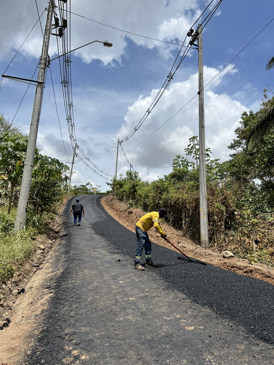 JcBurunga's tweet photo. Continuamos la Rehabilitación y mantenimiento de calle en Burunga Palo Diferente un trabajo en conjunto con el M.O.P
#calles #jcburunga #rehabilitacion #burungaavanza https://t.co/2wZoyEm660