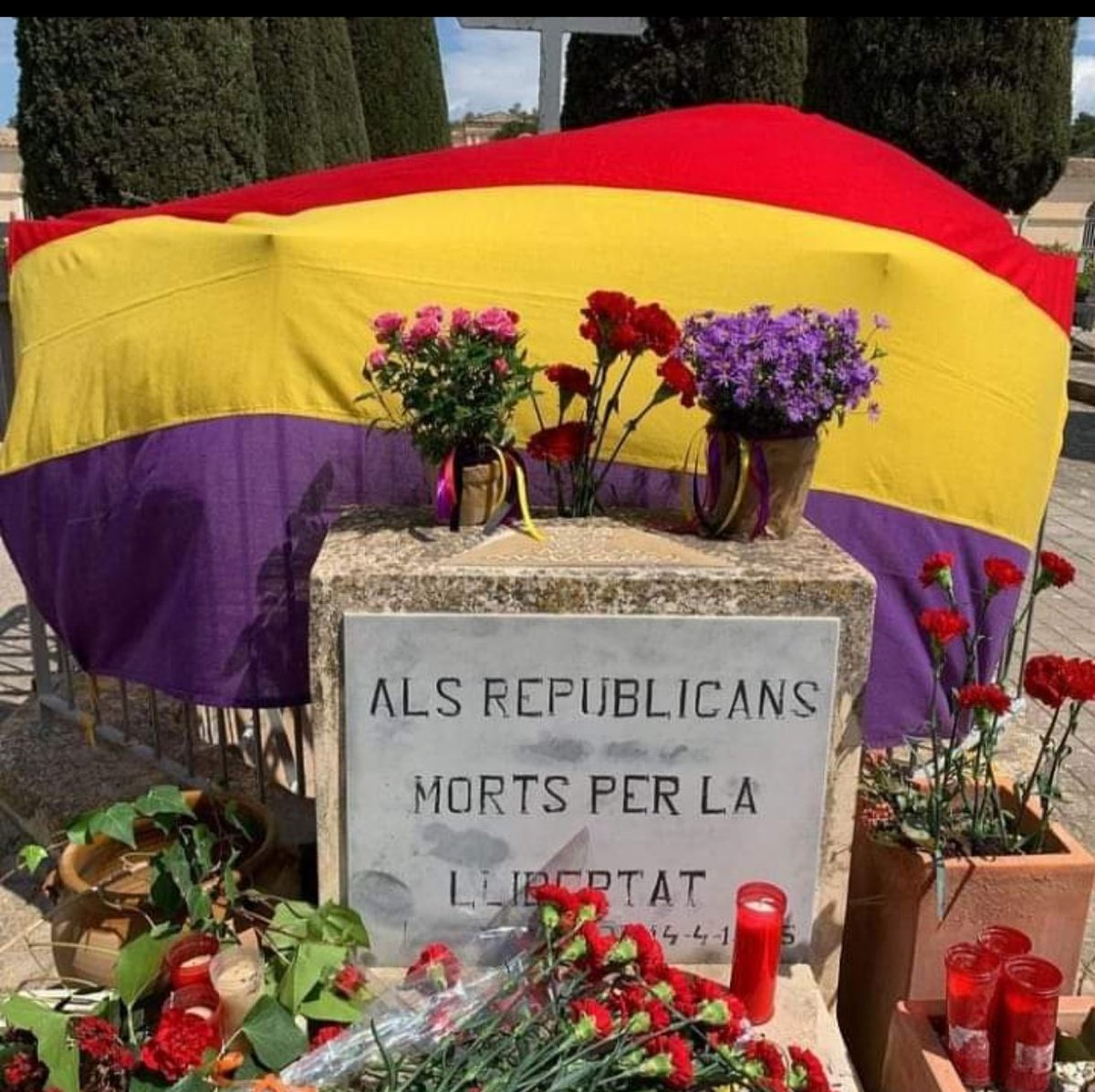 muzeriqui's tweet photo. Por los que murieron por la libertad...
#14deAbril https://t.co/JKSVIPz0Fi