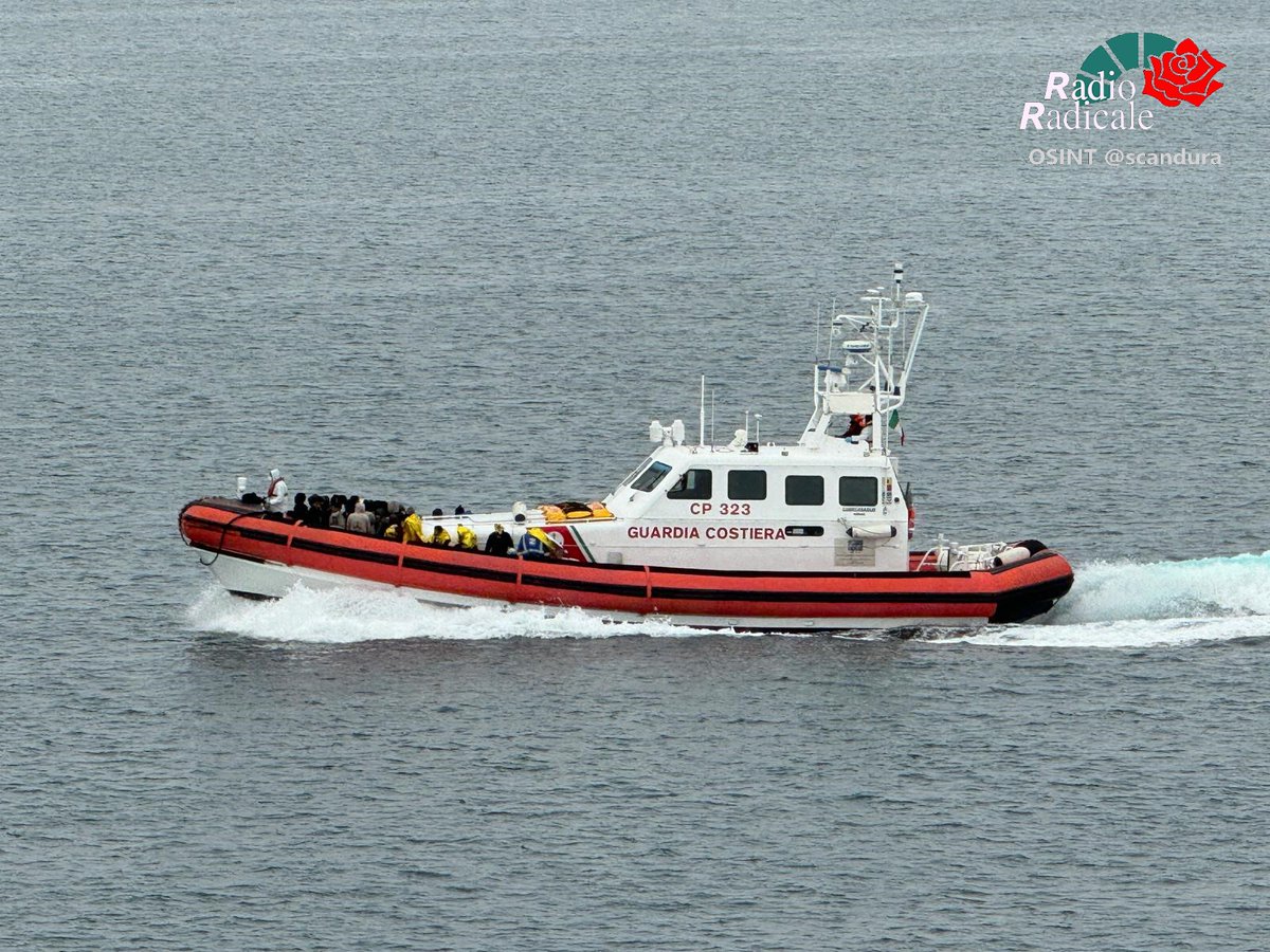 scandura's tweet photo. @RadioRadicale 3⃣ Aggiornamento
🟢 POS Augusta: ecco i Naufraghi soccorsi.
Nelle immagini, la vedetta SAR 🚢#CP323 ⚓️🇮🇹 della Guardia Costiera Italiana che alle 15:00 ca. fa ingresso nell'area portuale di #Augusta.
#SAR #Migranti #Libia https://t.co/sH8zgSdCTk