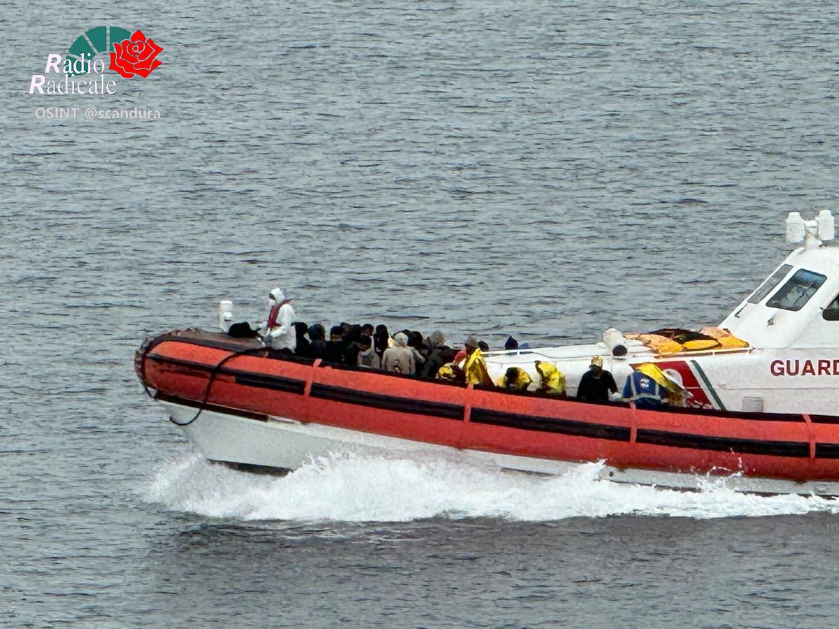 scandura's tweet photo. @RadioRadicale 3⃣ Aggiornamento
🟢 POS Augusta: ecco i Naufraghi soccorsi.
Nelle immagini, la vedetta SAR 🚢#CP323 ⚓️🇮🇹 della Guardia Costiera Italiana che alle 15:00 ca. fa ingresso nell'area portuale di #Augusta.
#SAR #Migranti #Libia https://t.co/sH8zgSdCTk
