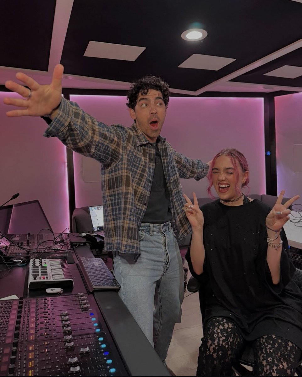 ᅟ
                               ——— marissanews 
                               nathan is back in the studio 
                               with marissa. 
                               what are they working on?
ᅟ