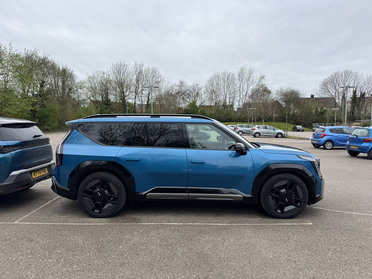 rickwhodson's tweet photo. @timoldland Ha ha

Borrowed an ev9 the other week and that’s already bigger than a standard uk parking space. https://t.co/p8hyB4LaQs