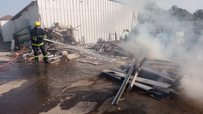 استجابت فرق الإطفاء بإدارة الدفاع المدني والإسعاف بمحافظة ‎#الداخلية لحادث نشوب حريق في مخزن بولاية ‎#سمائل، حيث تمكّنت الفرق من إخماد الحريق ، دون تسجيل إصابات. #هيئة_الدفاع_المدني_والإسعاف 