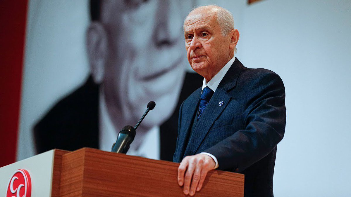 ayyildirim1's tweet photo. Özgür Özel’in yabancılara ülkemizi şikayet etmesi mandacı siyasetin gözlerini araladığına işarettir ve böylesi bir rezaletin demokratik faturası muhakkak olacaktır.
 
Terörsüz Türkiye’nin bahar ve barış iklimi adım adım tesis ediyorken, dünyanın diplomasi nabzı Antalya’da atıyorken, bölge ve küresel siyasette sözü dinlenen bir irade devamlı yükseliyorken CHP’nin bozguncu siyaseti husumet ve huşunetin sonucudur.
 
Bu berbat sonucun Türk milleti nezdinde hiçbir ederi ve değeri yoktur.
Özgür Özel’in şımarık ve şuursuz siyaseti çuvallayacaktır.
 
Türkiye Cumhuriyeti yabancıların eteğine tutunan müflis, müfsit ve ikiyüzlü siyaset tellallarından müteşekkil CHP zihniyetine teslim edilmeyecektir.
 
Bu irade ve isteği sonuna kadar gösterecek olan da büyük Türk milletidir.

Liderimiz Sayın Devlet Bahçeli