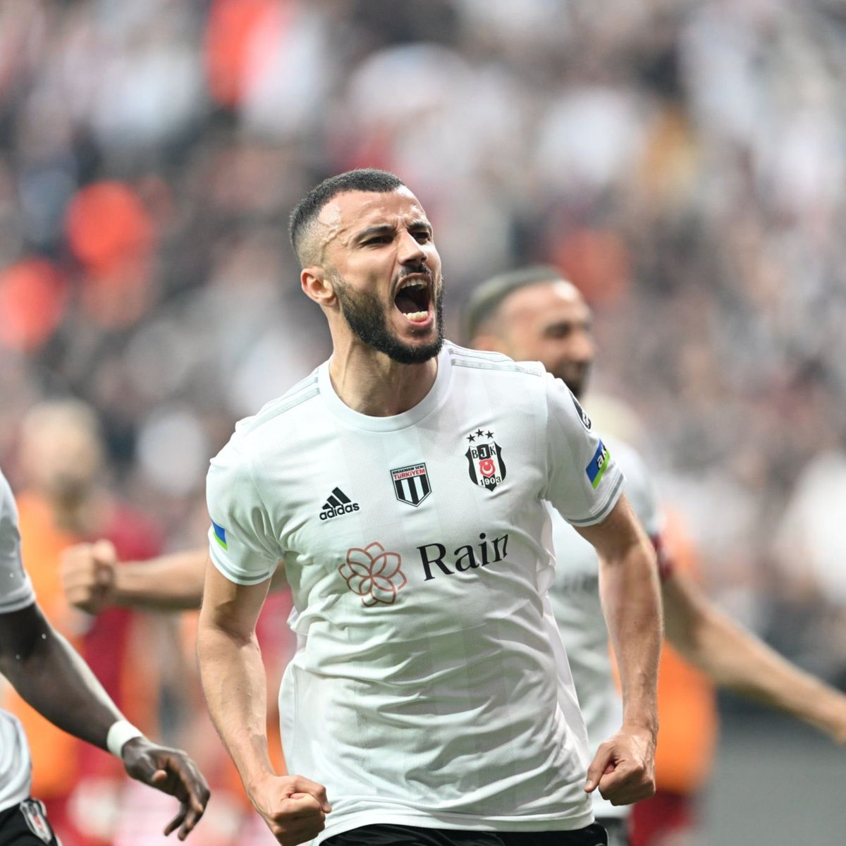 SportsDigitale's tweet photo. Beşiktaş’ın eski futbolcusu Romain Saiss: Beşiktaş'tan ayrılmam için kendi yerime oyuncu bulmam gerekiyordu. Sportif Direktör gibi Transfermarkt’a girip, sol ayaklı, takımında süre bulamayan oyuncu bakıyordum. Özellikle çok forma şansı bulamayanlara yöneliyordum. Bulduğum oyuncuları sportif direktöre yolluyordum. İyi liglerde oynayan vasat oyunculara bakıyordum. Scout görevini üstlenmiştim. 

📰 Le Club Des 5