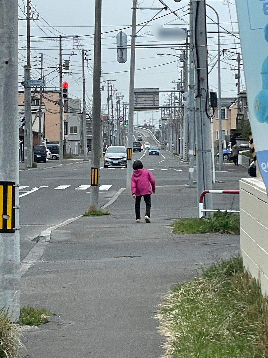 トイレまでも車椅子だったのが
今日の午後やっと歩行器で歩け、
あと数日で退院出来そう。

「少し歩くだけで腰と尻の辺りが怠くなる、
足の外側が痺れる」母が言ってたそれが
この歳にして。母亡くなり半年、今回味わった事は意味があるんだろうなとも思え。

それは、母が亡くなった直後から