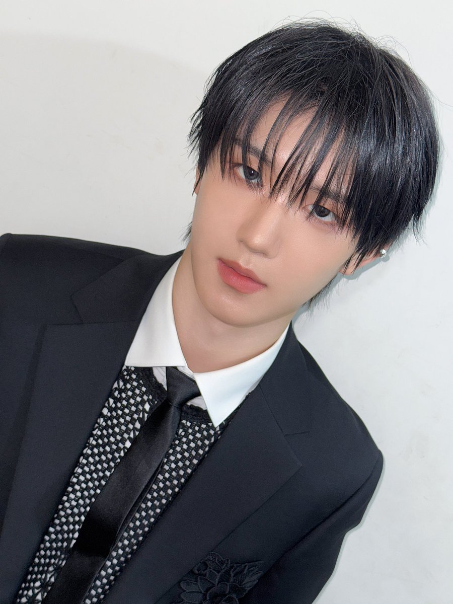 💭_

[#기현] 안녕하십니까 여러분 늦은 밤에 찾아온 기현입니다 !! 지난 주 금요일 !! 더 시즌즈 다들 잘 보셨나요 ?? ㅎㅎ 
여러분께 들려드리고 싶은 노래가 정말 많은데 들려드릴 기회가 생겨서 너무 행복했던 시간이었어요 !! 여러분은 저희 무대 재밌게 보시고 즐겨주셨나요 ? 그 때 노래를