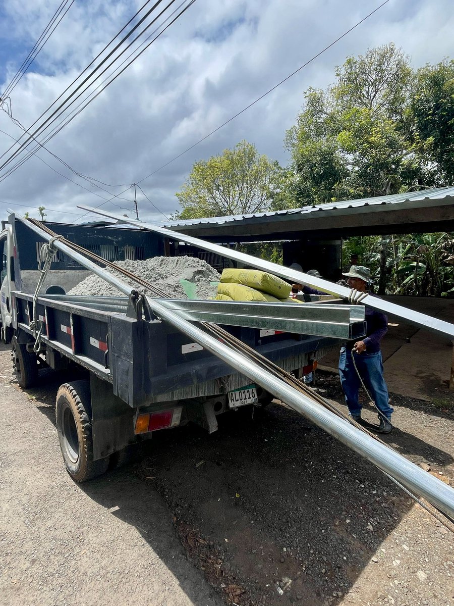 JcBurunga's tweet photo. Segunda entrega de materiales para la casa comunal de Las Lajitas,continuamos con su reparación.
#jcburunga #burungaavanzacontigo #materiales #reparacion https://t.co/349iD3sNNN