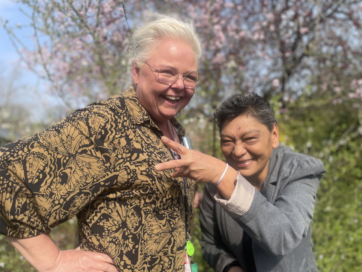 🏚️Ontmoet bewoner Monique en begeleider Brenda van onze beschermd wonen locatie Lorentzweg in Bussum. De locatie ligt in een rustige woonwijk omringd door natuur. Monique woont er al bijna 7 jaar en heeft haar draai helemaal gevonden. 
👉 Lees het verhaal: kwintes.nl/nieuws/een-nie…