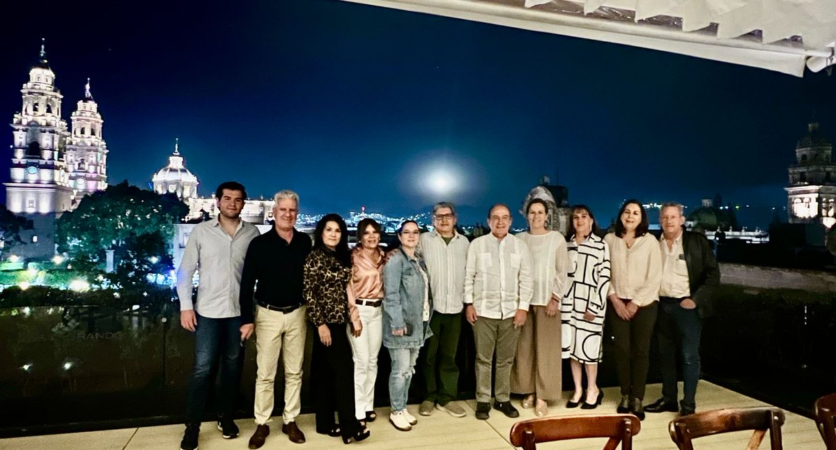 Qué alegría saludar anoche  a mis queridos amigos y ex compañeros del Instituto Valladolid, en nuestra amada ciudad de Morelia. La Luna, espectacular, como lo estaban también la catedral a la izquierda y San Agustín, a la derecha.