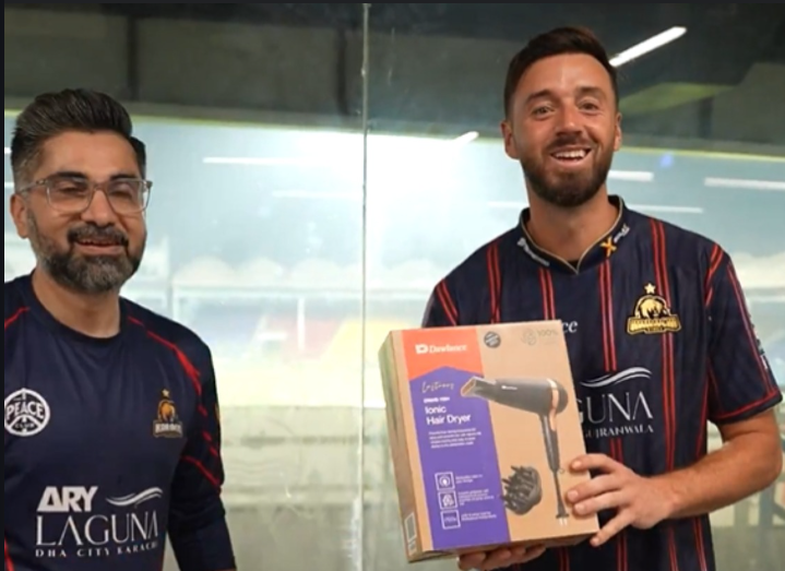 vipinsri's tweet photo. #Jamesvince be like, Will not play good next time
#hairdryer kaun deta hai bhai
#psl #iplvspsl #PSL2025 #PSLX https://t.co/ytaQRZ3Oau