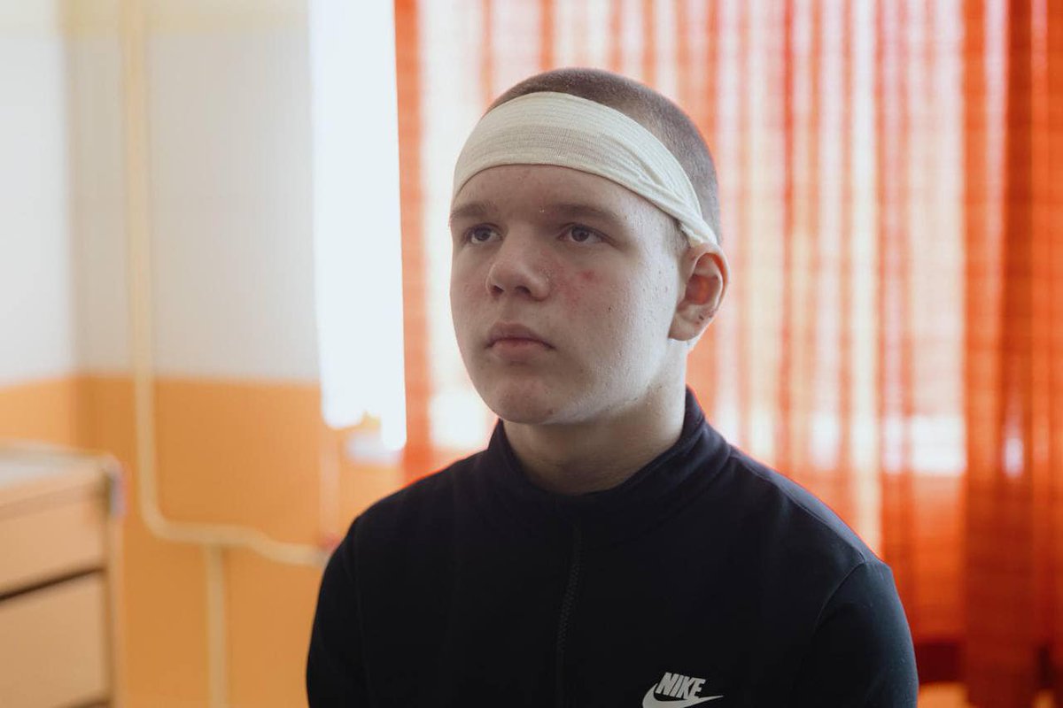 ukraine_world's tweet image. In #Sumy, 13-year-old Kyrylo Illiashenko, despite suffering shrapnel wounds to the head, managed to escape a burning bus and helped save other survivors.

He was on his way to training in a bus that caught fire after a #Russian attack.
Despite the explosion, the flames, and the…