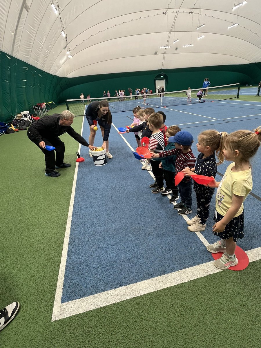 BridgendTennis's tweet image. 🎾Day 1 of Easter Camps

👩🏾‍🤝‍👩🏼59 children

🔵9 U5’s
🔴25 U8’s
🟠13 U10’s
🟢12 U12’s

🎾Developing good FUNdamentals

🤪Making TENNIS friends

ℹ️Book a space below:

bridgendtennisclub.com/pages/eventlis…

#CommunityClub #awardwinning #easteractivitiesforkids #tenniscoaching #holidaycampsforkids