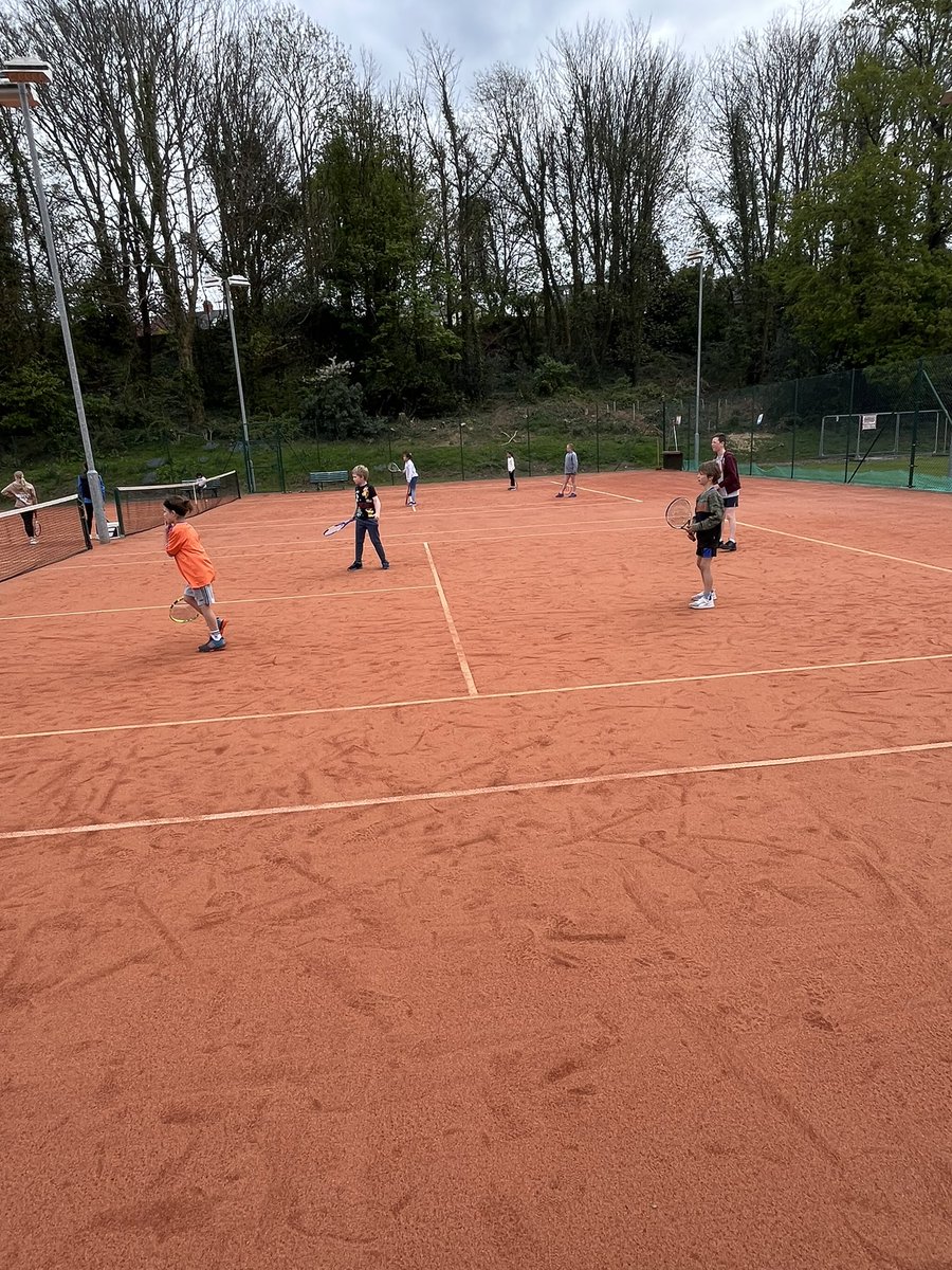 BridgendTennis's tweet image. 🎾Day 1 of Easter Camps

👩🏾‍🤝‍👩🏼59 children

🔵9 U5’s
🔴25 U8’s
🟠13 U10’s
🟢12 U12’s

🎾Developing good FUNdamentals

🤪Making TENNIS friends

ℹ️Book a space below:

bridgendtennisclub.com/pages/eventlis…

#CommunityClub #awardwinning #easteractivitiesforkids #tenniscoaching #holidaycampsforkids
