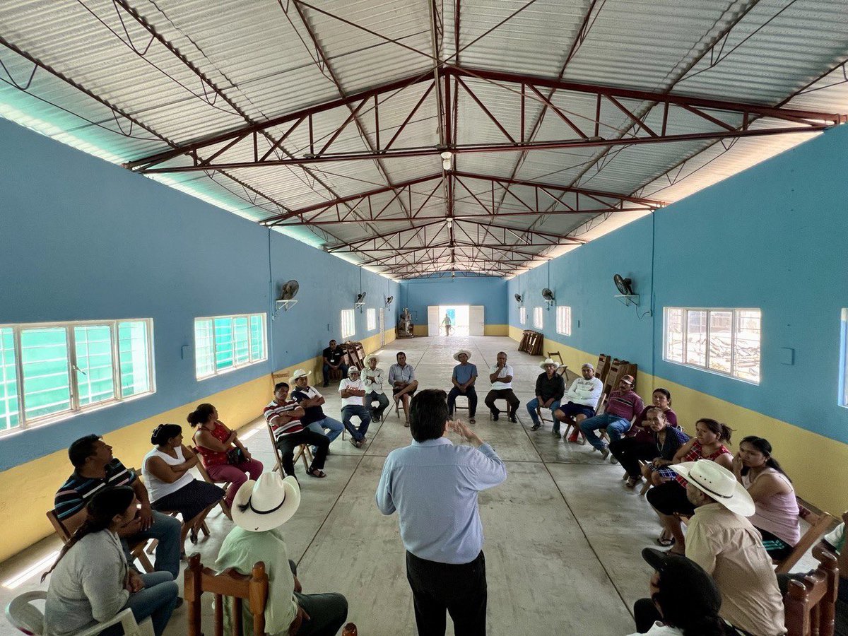 PLACIDOMT's tweet photo. En Guadalupe Victoria, municipio de #Villaflores, acudí a la invitación de un grupo de amigos para platicar sobre la #ElecciónJudicial en la Casa Ejidal. Me dio mucho gusto saludarlos y escuchar sus opiniones.

#BoletaRosaNumero23
#justiciaimparcialconsentidosocial https://t.co/cxQkOdStQh