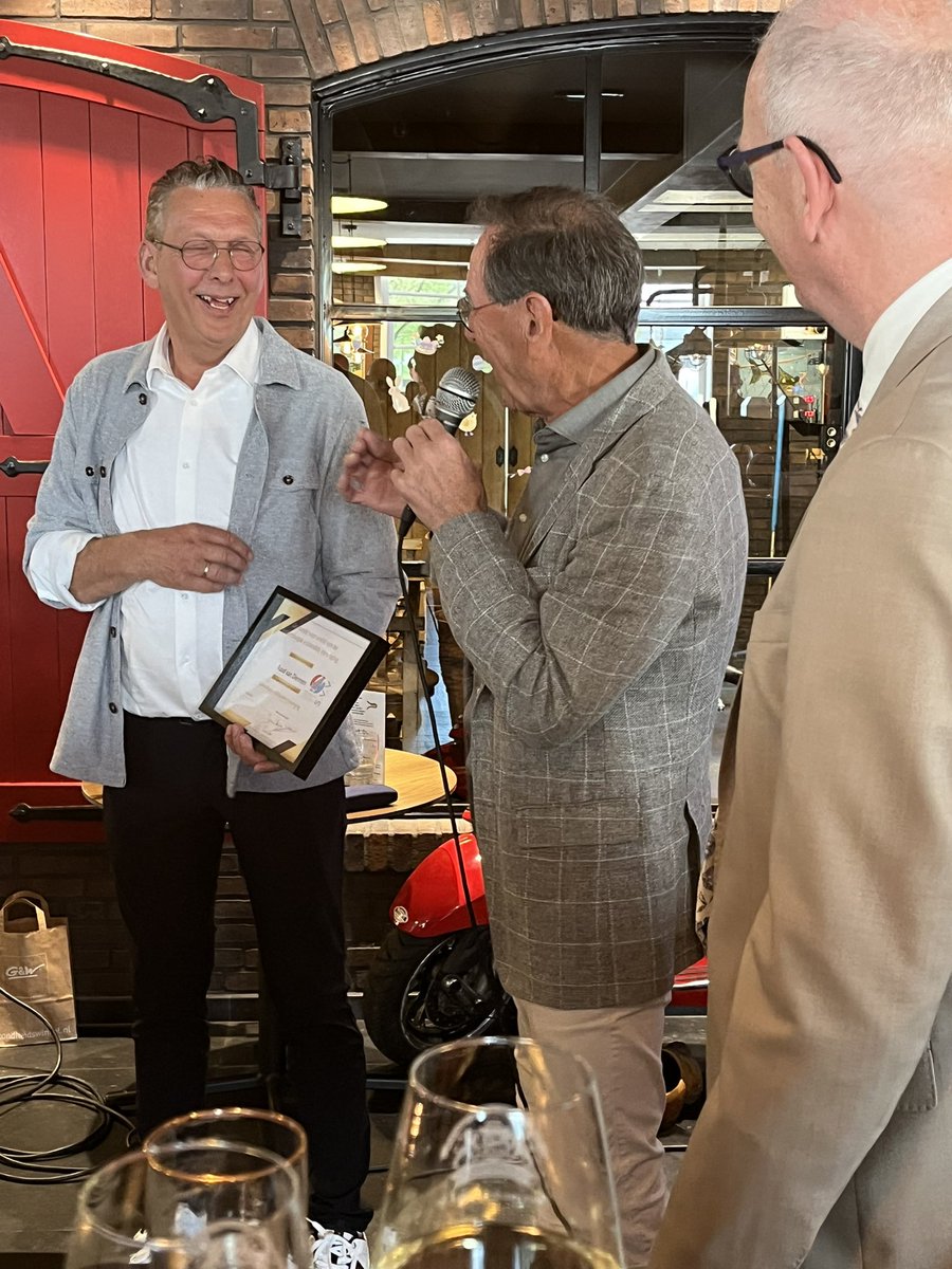 Na maar liefst 33 jaren voorzitter te zijn geweest van de Spakenburgse Vishandelsvereniging nam Ruud van Diermen vanmiddag in Harderwijk afscheid van zijn voorzitterschap tijdens  een drukke receptie. Jacob Heinen neemt het stokje van hem over.