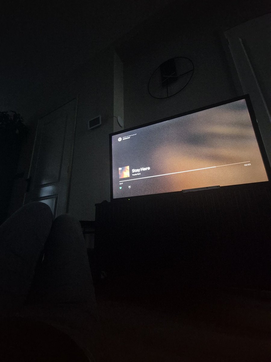 AzzTheDoki's tweet photo. You know you're having a good time being home alone when u lay on the floor in the middle of the livingroom, blasting music like theres no tomorrow https://t.co/ifRgxTfCfB