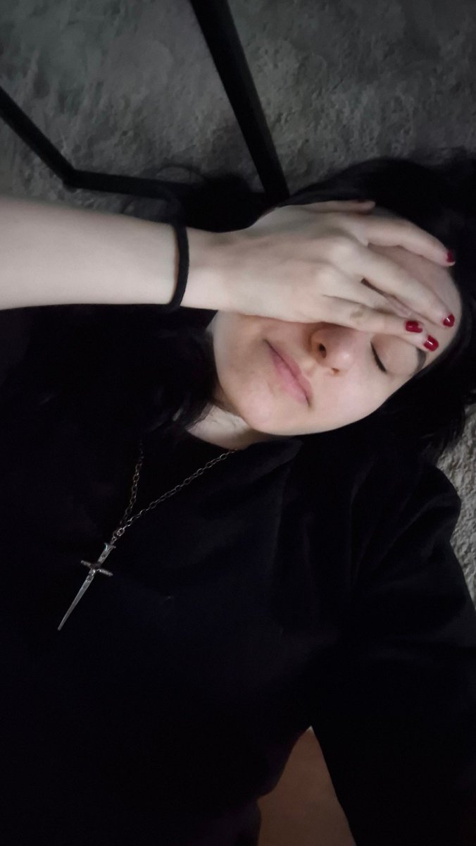 AzzTheDoki's tweet photo. You know you're having a good time being home alone when u lay on the floor in the middle of the livingroom, blasting music like theres no tomorrow https://t.co/ifRgxTfCfB