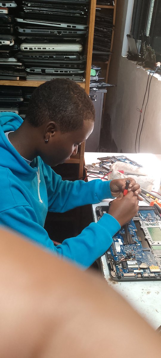 Fr_Ramon_K_TVET's tweet image. Abanyeshuri bo mu Rwego rwa 5 bakomeje imenyerezamwuga/#IAP hirya no hino nk'uko bigenwa n'integanyanyigisho. Abarezi barimo kubasura uko ishuri ryabiteguye. Uyu munsi hasuwe bamwe mu biga mu mashami ya #BuildingConstruction, #MultimediaProduction na #ComputerSystemArchitecture.