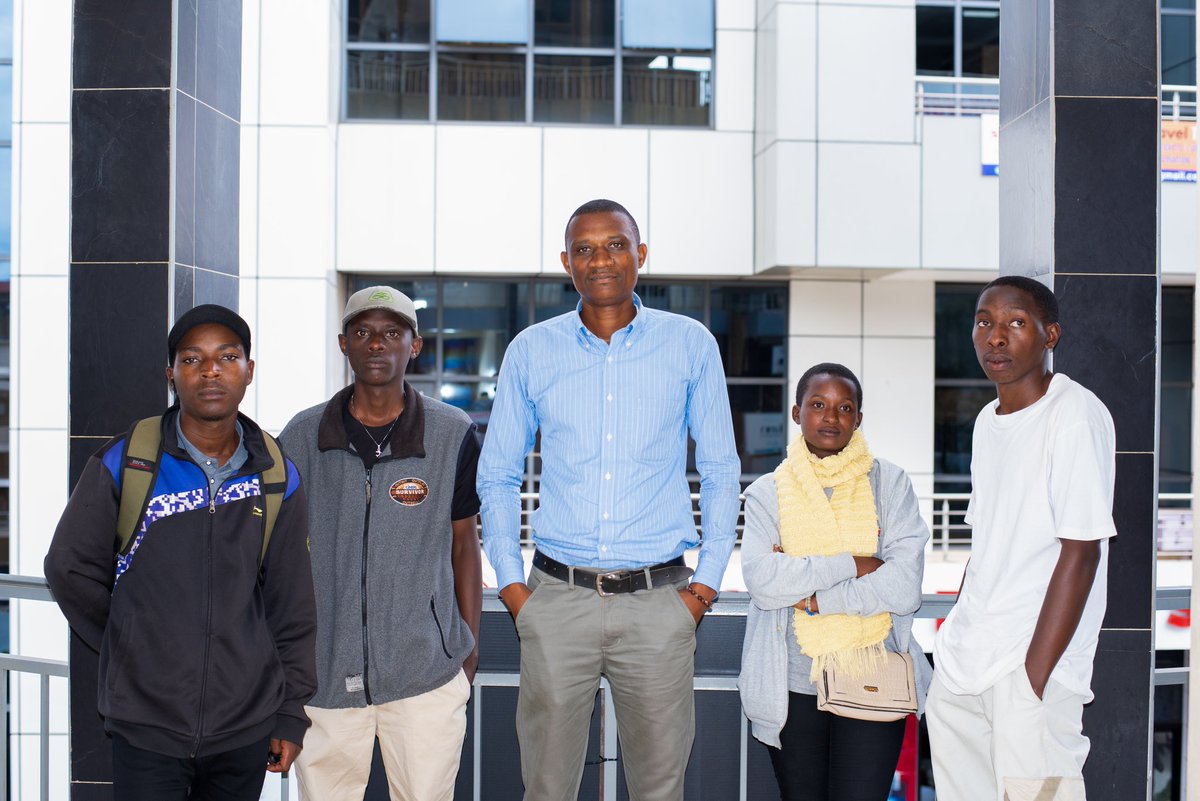 Fr_Ramon_K_TVET's tweet image. Abanyeshuri bo mu Rwego rwa 5 bakomeje imenyerezamwuga/#IAP hirya no hino nk'uko bigenwa n'integanyanyigisho. Abarezi barimo kubasura uko ishuri ryabiteguye. Uyu munsi hasuwe bamwe mu biga mu mashami ya #BuildingConstruction, #MultimediaProduction na #ComputerSystemArchitecture.