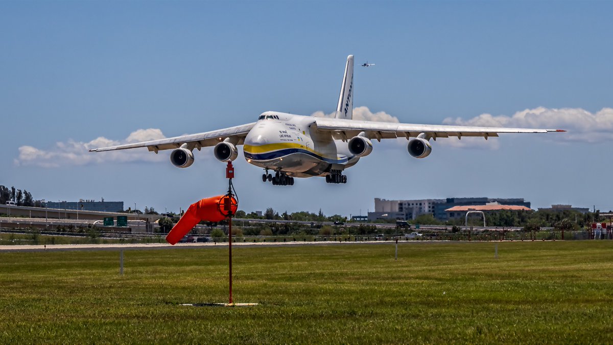 FlyTPA's tweet photo. 🚨 BIG BIRD ALERT 🚨 Look who made a very special appearance over the weekend! This Antonov 124-100M, one of the largest aircraft in the world, stopped by America's Favorite Airport. ✈️

📸: Brian Singleton and Dalton Hoch https://t.co/PwNgp48BlJ
