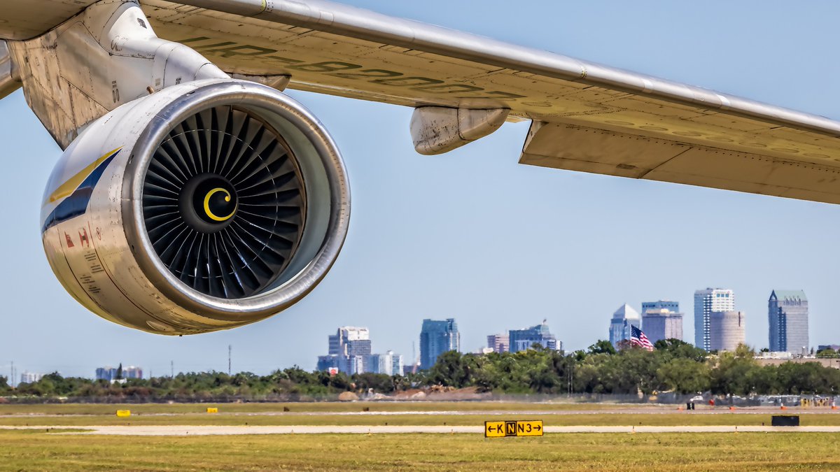 FlyTPA's tweet photo. 🚨 BIG BIRD ALERT 🚨 Look who made a very special appearance over the weekend! This Antonov 124-100M, one of the largest aircraft in the world, stopped by America's Favorite Airport. ✈️

📸: Brian Singleton and Dalton Hoch https://t.co/PwNgp48BlJ