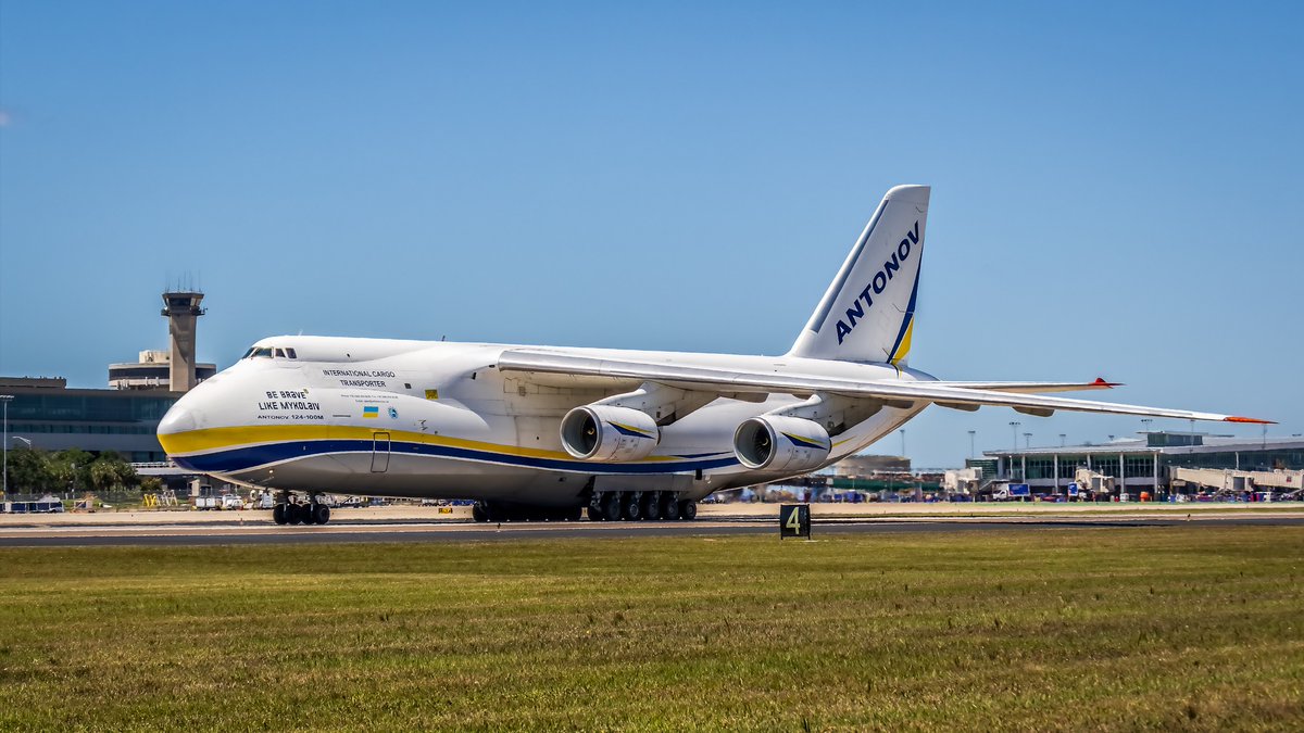 FlyTPA's tweet photo. 🚨 BIG BIRD ALERT 🚨 Look who made a very special appearance over the weekend! This Antonov 124-100M, one of the largest aircraft in the world, stopped by America's Favorite Airport. ✈️

📸: Brian Singleton and Dalton Hoch https://t.co/PwNgp48BlJ