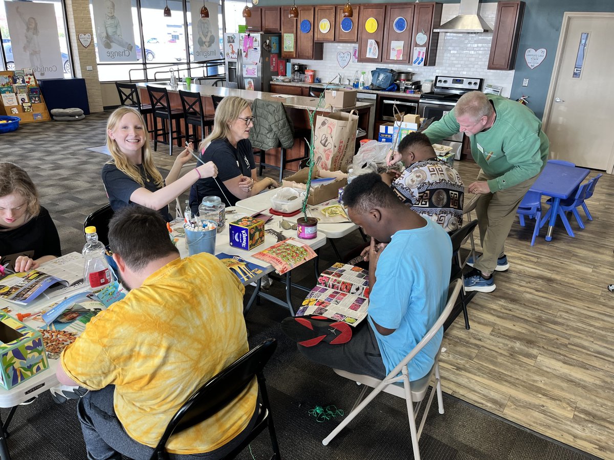 🎨✨ Imagination met sustainability at our latest Art Explosion program! Friends and volunteers turned recycled items into incredible works of art — proving that creativity has no limits when you think outside the (recycled) box!... shorturl.at/dafes

#gigisplayindy