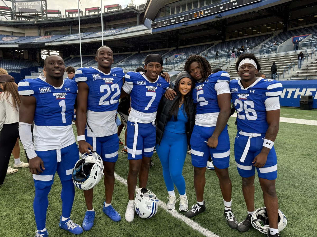 Valana Wiltz (@valanawiltz) on Twitter photo 🤍💙 🤍💙