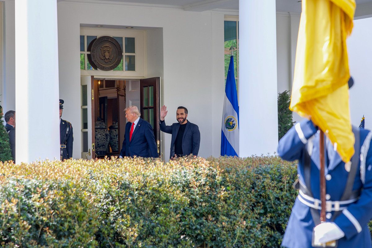 Casa Presidencial 🇸🇻 (@presidenciasv) on Twitter photo El Presidente <a href="/nayibbukele/">Nayib Bukele</a> fue recibido por el Presidente Donald Trump, <a href="/POTUS/">President Donald J. Trump</a>, en el Ala Oeste de la Casa Blanca. 🇺🇸🤝🏻🇸🇻 El Presidente <a href="/nayibbukele/">Nayib Bukele</a> fue recibido por el Presidente Donald Trump, <a href="/POTUS/">President Donald J. Trump</a>, en el Ala Oeste de la Casa Blanca. 🇺🇸🤝🏻🇸🇻