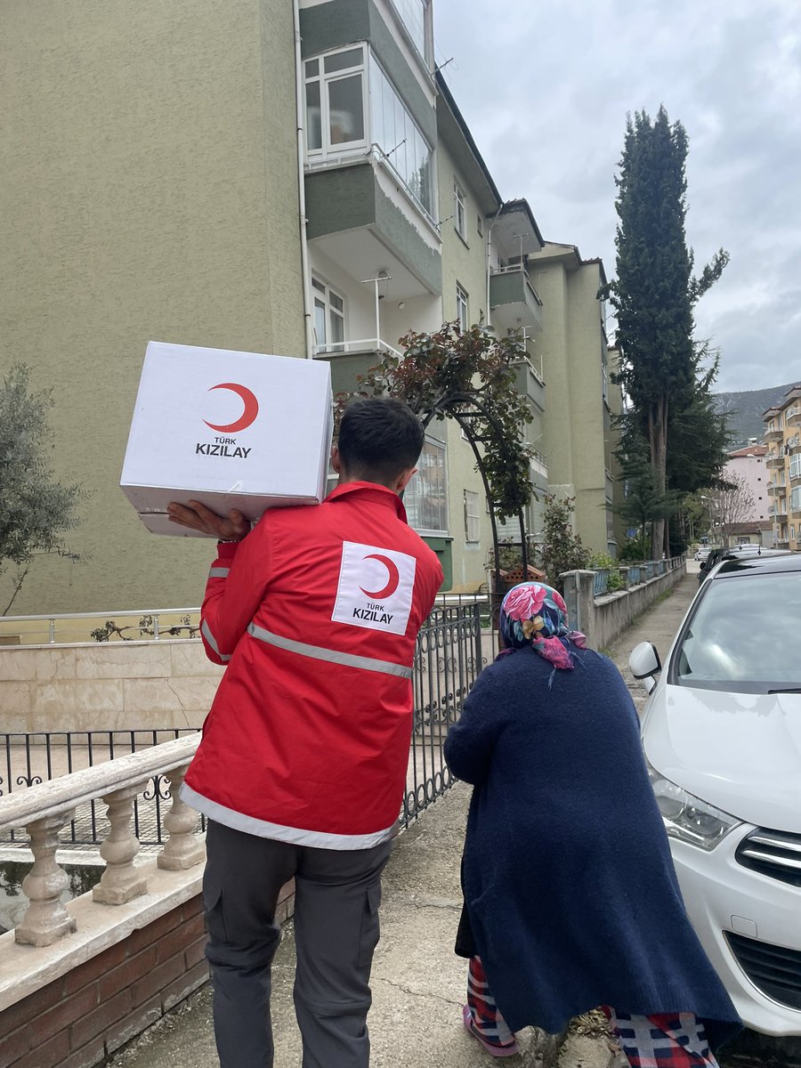 Türk Kızılay Amasya’dan Gönülden Gelen Destek!
İhtiyaç sahiplerine ulaştırılmak üzere gıda kolisi yardımlarımızı gerçekleştirdik. Paylaşmanın ve dayanışmanın gücüne inanarak çıktığımız bu yolda, gönüllü arkadaşlarımızla birlikte umut olduk, yüzlerde tebessüm olduk.