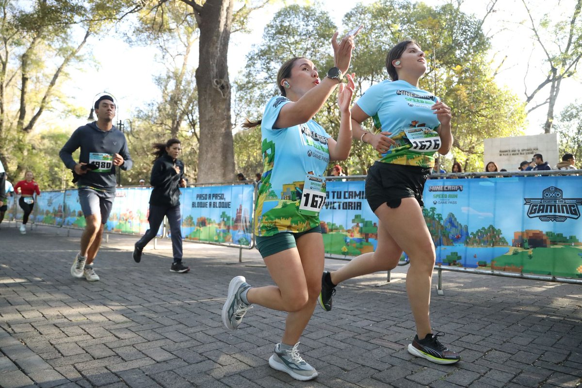 emocionD's tweet image. ¡Te compartimos las mejores imágenes de la increíble carrera Minecraft Run! 🏃‍♀️💨
¡Los participantes corrieron con todo el entusiasmo, como si estuvieran siendo perseguidos por un Enderman! ⛏ ¡La aventura no paró ni un segundo!
#MinecraftRun