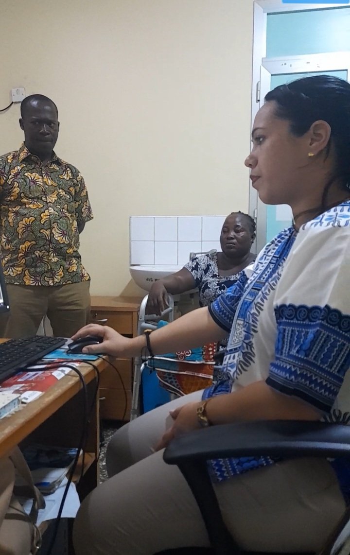 Consulta de Traumatología en Sunyani .Ghana. Brindando amor y  salud a la población de este hermano país. 
#CubaCopera 
#CubaSalvaVidas 
#CubaPorLaVida