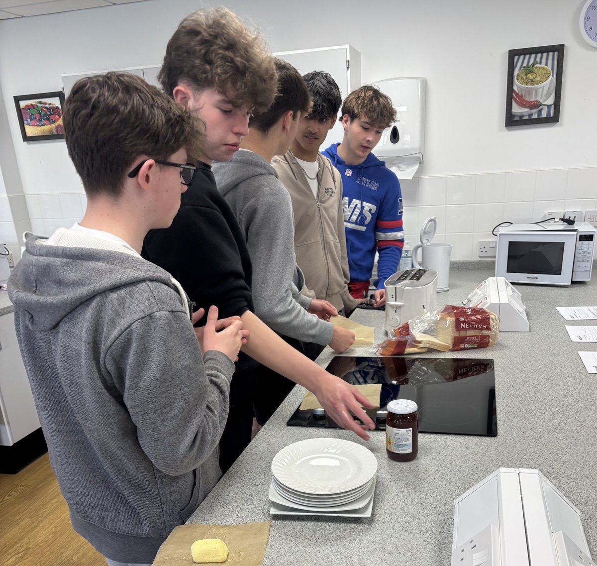 AGS_FT's tweet photo. Y11 Intervention today;combining exam practice, group planning &amp; collaboration &amp; lots of food science.Students made their own butter &amp; toast for a mid morning snack (dextrinisation &amp; emulsification) Mac &amp; cheese for lunch (gelatinisation) while quizzes bought in some competition. https://t.co/ZDX1EAeiJR