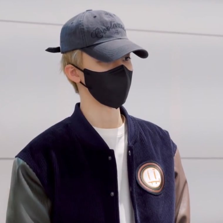 귀엽엉
모자 쓰는 법 한결 같아