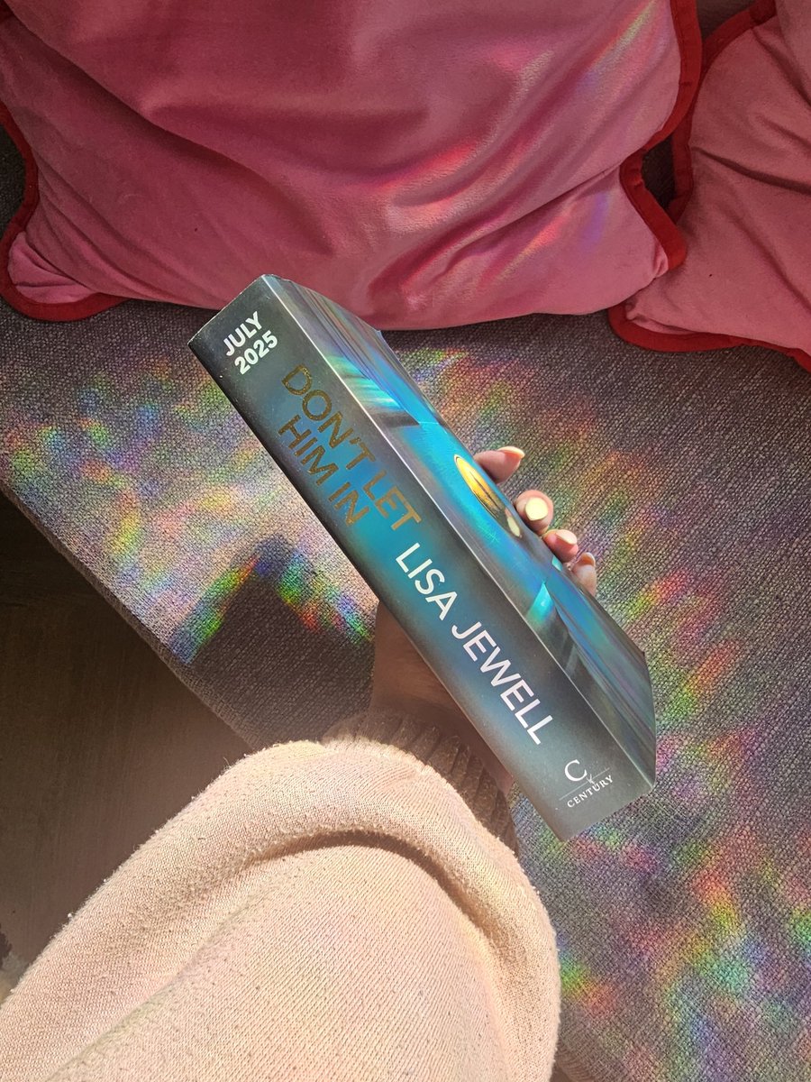 The best kind of bookmail 😍😍 <a href="/lisajewelluk/">Lisa Jewell</a>