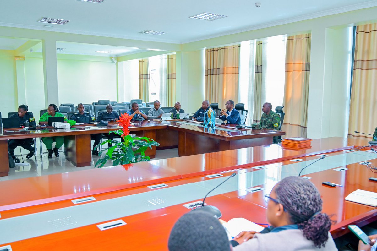 Imirenge yabaye indashyikrwa mu bikorwa by'Urugerero rw' Inkomezabigwi/12 mu Karere, yashimiwe. Umuyobozi w'Akarere <a href="/valencesh/">Valens Habarurema</a> yashyikirije igikombe  Umurenge wa Ntongwe wabaye indashyikirwa mu bikorwa bitandukanye.